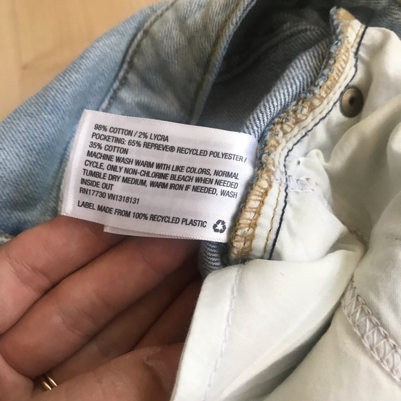 Universal Thread Mom Jeans in light wash - Picture 7 of 7